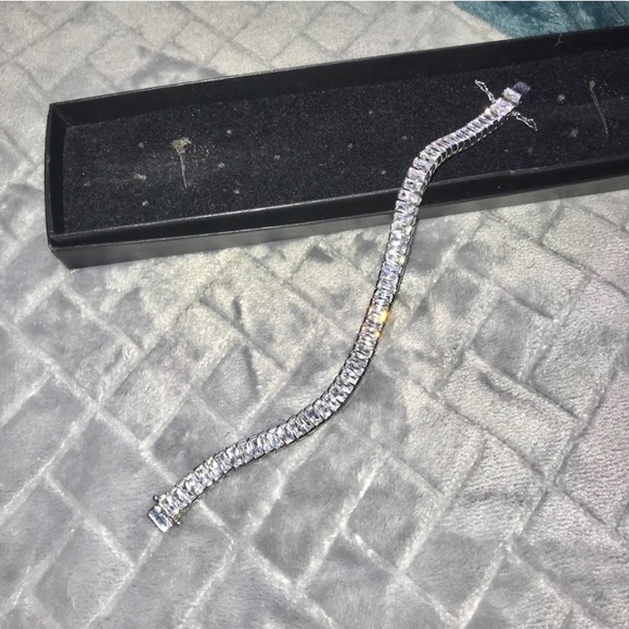🪞 faceted cz stone baguette tennis bracelet - Picture 8 of 11